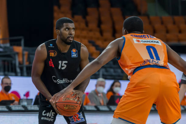 他们多次利 他们多次利